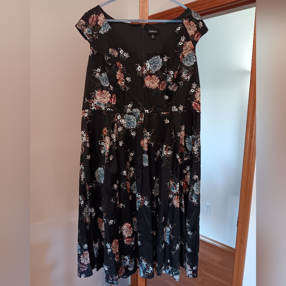 TORRID MIDI FLOWER DRESS